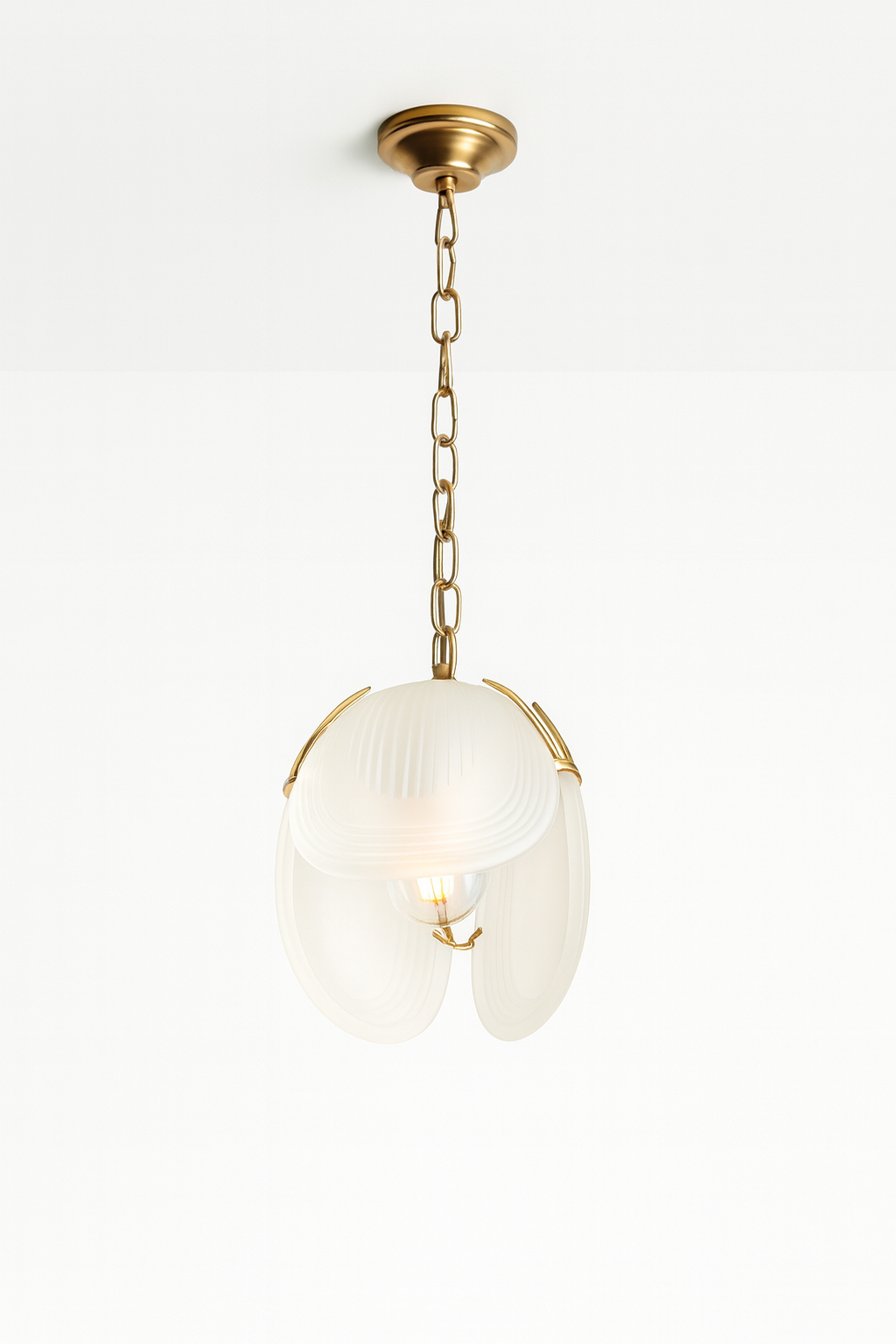 Suspended light fixture with E27 Base lamp