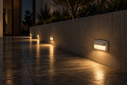 White outdoor step light fixture with E27 base lamp