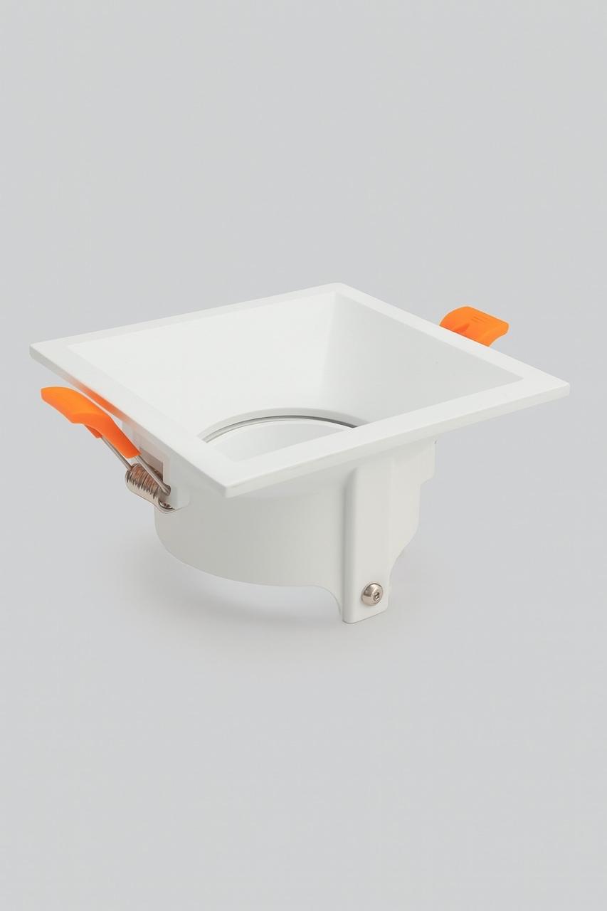 Square recessed spotlight fixture