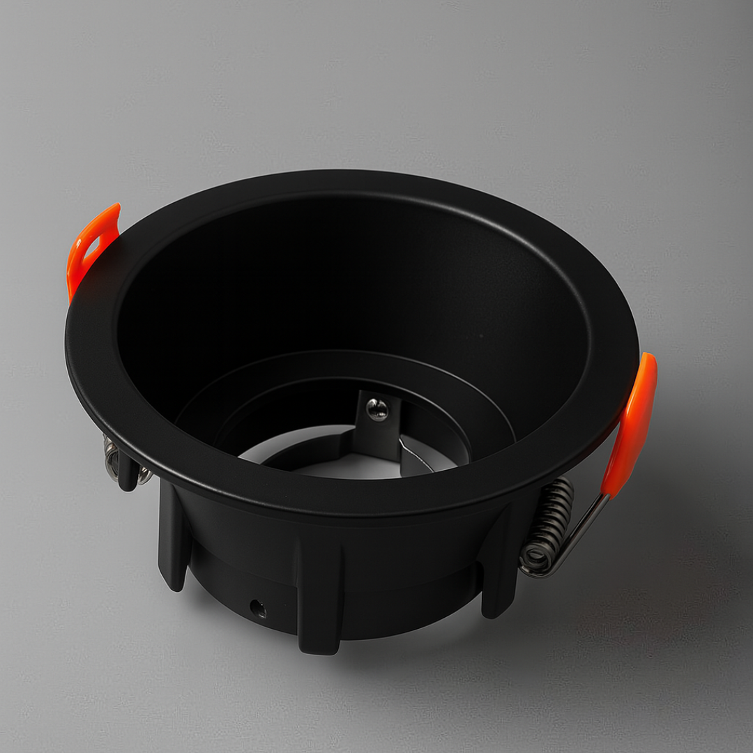 Round recessed MR16 base spotlight