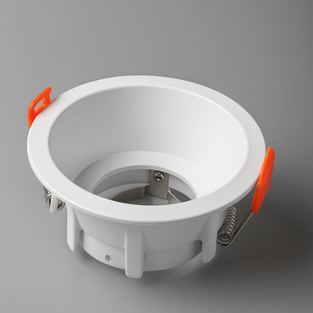 Round recessed MR16 base spotlight