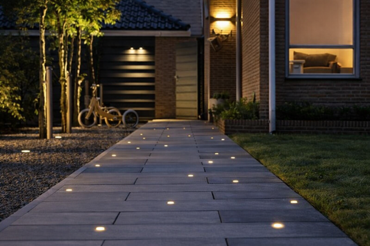 inground uplight  in a moden pathway 
Lumidot Mini uplight gulf light 
Lumidot Mini uplight 